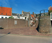 838922 Gezicht op de Waterpoort in de waterkering langs de Lek, vanaf de Havenweg te Wijk bij Duurstede.N.B. De ...